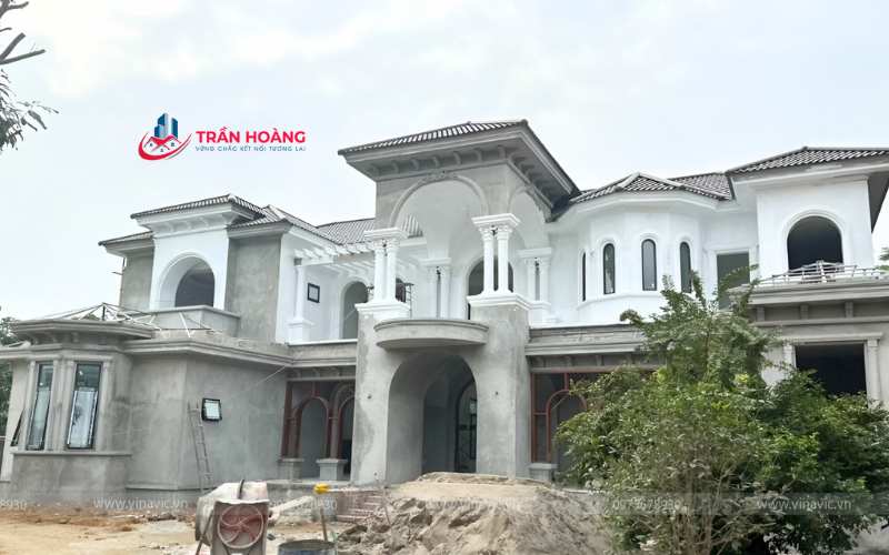Ngôi nhà đang được sơn hoàn thiện
