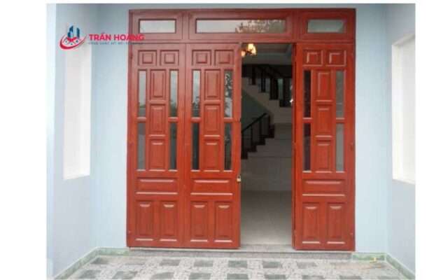 Cửa chính nên được thiết kế để đón nhận ánh sáng tự nhiên nhiều nhất có thể