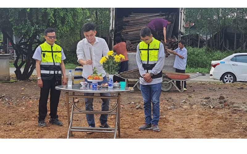 Chuyển bị bàn thờ trước khi cúng
