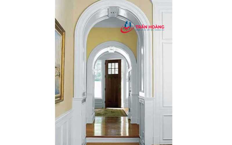 Cửa chính thông với cửa sau, ban công