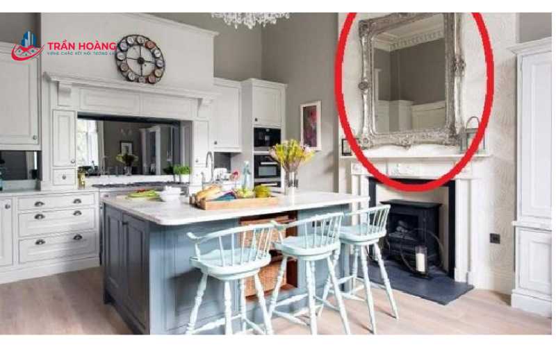 Đặt gương trong nhà bếp
