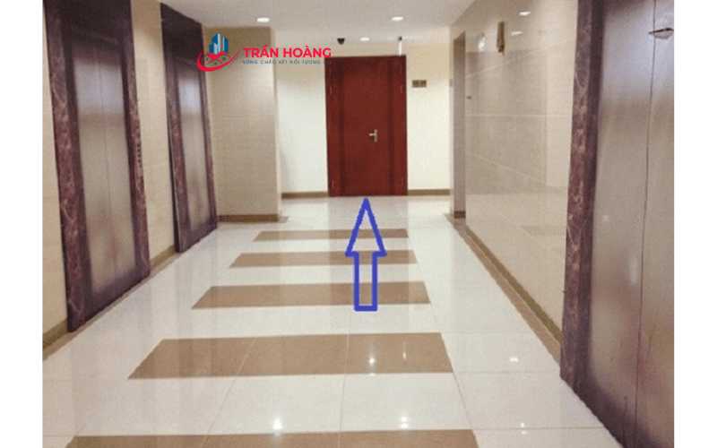 Hành lang hướng thẳng vào cửa chính
