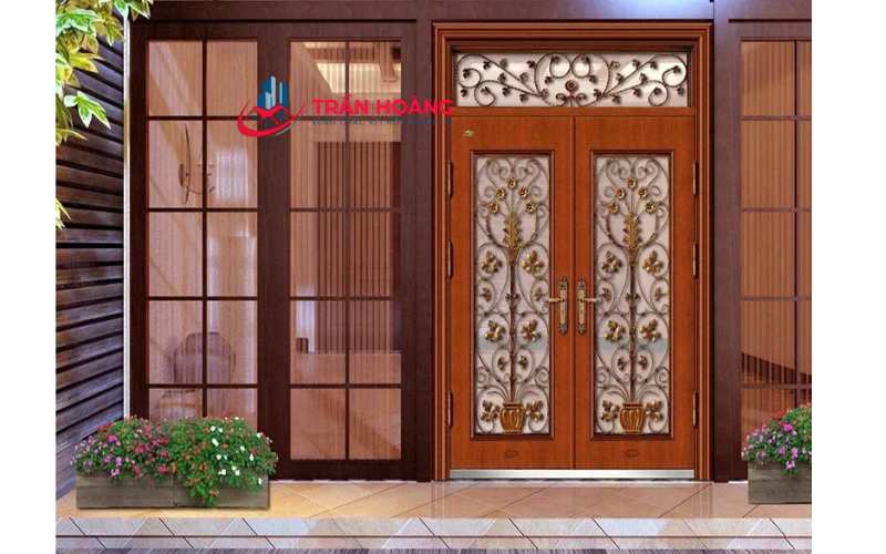 Nhà đất vượng khí có cửa chính vững chắc, không xỉn màu