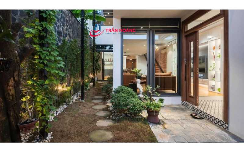 Sân trước rộng và sân sau lớn
